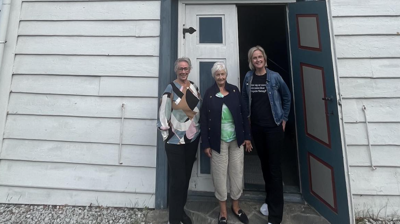 Tre av dei frivillige kyrkjevertane (f.v.) Sølvi Nykrem, Wenche Thomsen Kleppe og Monika Haanes Waagan gler seg til å opne kyrkja for besøkande i sommar.