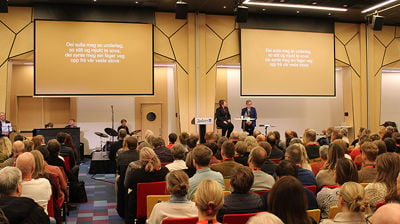 Stiftsdagane i Bjørgvin 2024 samla kring 500 deltakarar. Her syng dei "Den fyrste song" under møtet mellom biskop Ragnhild og Finn Tokvam.
