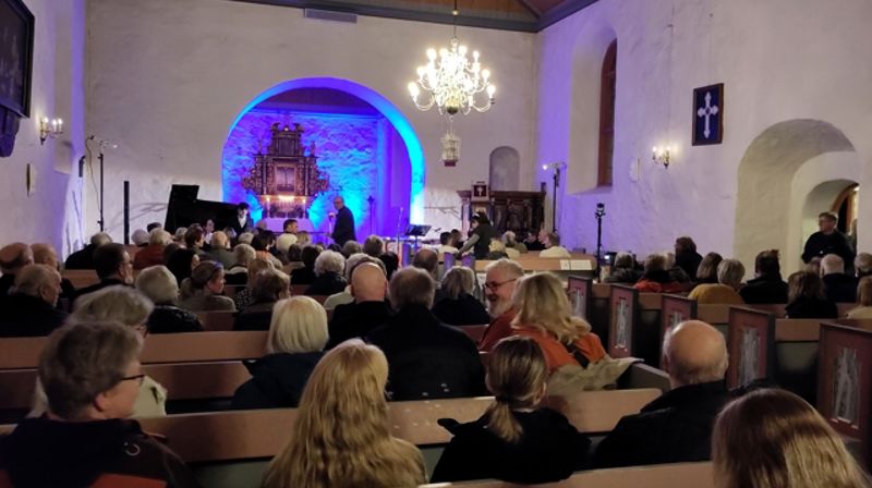 Mørkt ute og varmt inne. Åfjord kirke huset mangfoldskonserten som åpnet visitasen. Alle foto: Steinar Leirvik
