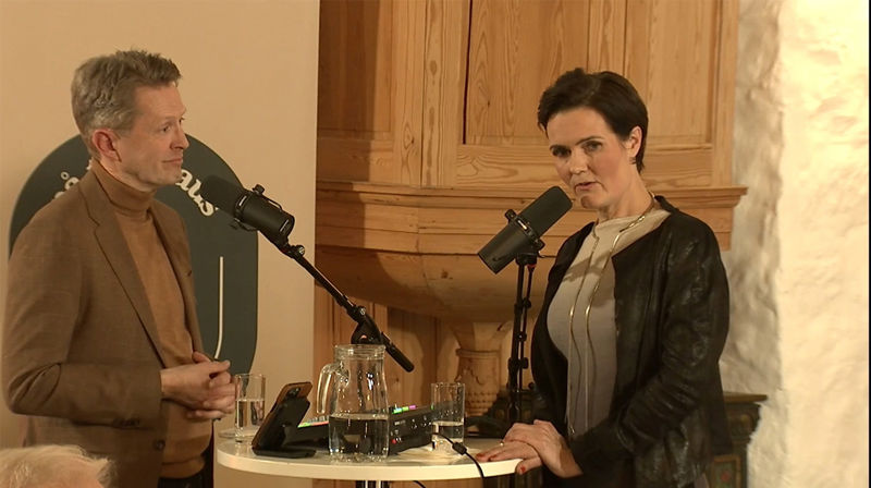 Therese Ulvan (t.h) i samtale med programleder Magne Vik Ravndal i  "På trua laus" fra Dolm kirke.