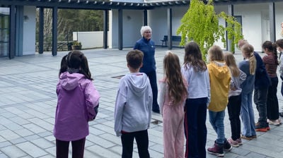 Nysgjerrige tredjeklassingar på kyrkjebesøk