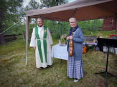 Prest Kristine Aksøy og musiker Bente Kvile Buflod på friluftsgudstjeneste i Drevdalen. Foto: Gro Skaaret
