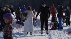 Maria Christine Hedström og Rasmus Olof Anders Ahnell sa ja til hverandre på isen. Skjermbilde: NRK Dagsrevyen, lørdag 14. februar.