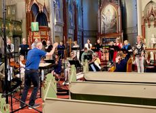 I tre dager blir det spilt inn musikk med kor, orkester og solister i Bragernes kirke. Jørn Fevang er dirigent og står også bak en av kantatene som spilles inn.