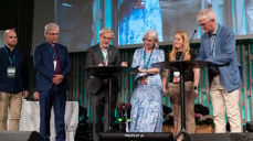 På NMS si generalforsamling vart avtalen signert. Frå venstre: Bjørn Inge Hauge, dagleg leiar i NMSU; preses Olav Fykse Tveit, Harald Hegstad, leiar i Kyrkjerådet; Bjørg Tysdal Moe, styreleiar i NMS; Elise Slettebø Melhus, styreleiar i NMSU og Helge Gaard, generalsekretær i NMS. Foto: Andreas Dirdal Kydland / NMS.