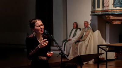 Marja Mortensson sang unger åpningsgudstjenesten. Foto: Kirkerådet