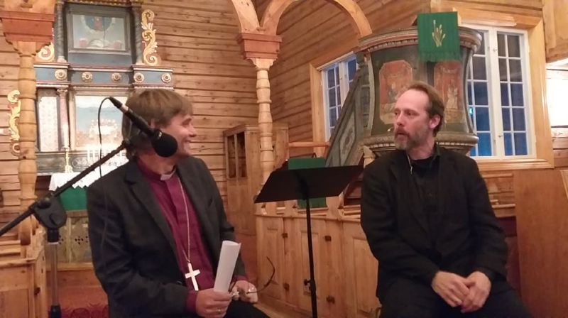 Biskop Stein Reinertsen i samtale med forfatter Gaute Heivoll i Finsland kirke på kulturkvelden 22. januar.