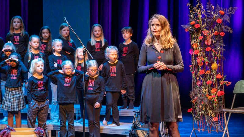 Helga Samset forteller om den triste kongen på forestillingen i Gullbring. Foto: Sogne Østtveit. 