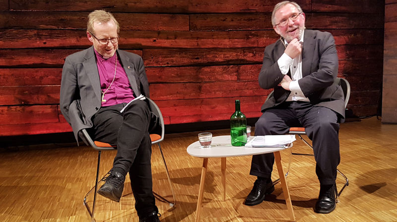 Harald Stanghelle og biskop Halvor Nordhaug hadde ein god og humørfylt samtale om tru og samfunn. Foto: Tore Skjæveland