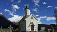Loen kyrkje i Stryn. Foto: Wolfmann, Wikimedia Commons