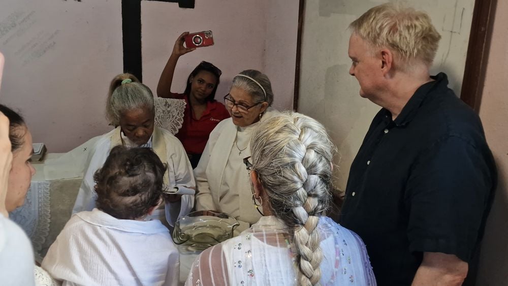 Jan Ove (t.h.) fekk vere fadder i dåp på Cuba.