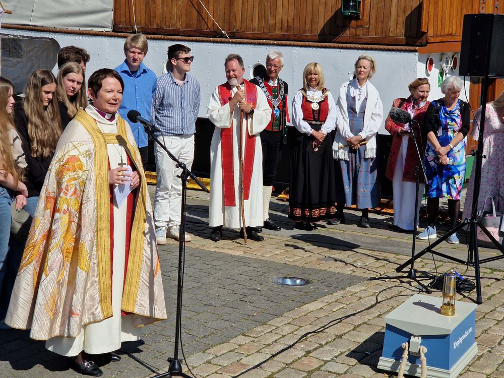 Biskop Ragnhild talar ved mottakinga av verdiseglasen.