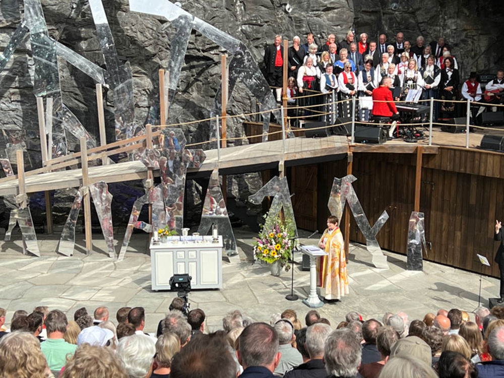 Biskopen preikar på jubileumsgudstenesta i Moster amfi 2. juni 2024