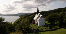 Tingvoll kirke. Foto: K2 Filmproductions/visitnorthwest.com