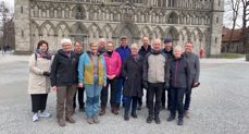 Det svenske bispemøtet samlet utenfor Nidarosdomen under besøket i Trondheim i helgen. I tillegg er domprost i Nidaros Ragnhild Jepsen og biskop i Nidaros Herborg Finnset på bildet.
