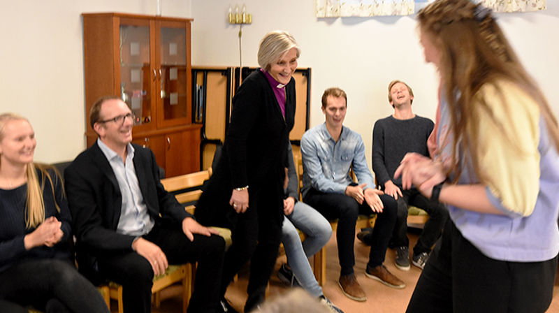 KRIK-erne i Tempe kirke lot ikke anledningen gå fra seg til å leike litt med biskopen (Alle foto: Magne Vik Bjørkøy)