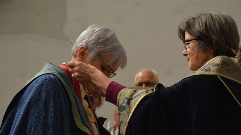 Preses Helga Byfuglien vigslet Ann-Helen Fjeldstad Jusnes til tjeneste som biskop i Sør-Hålogaland søndag 24. januar 2016. Foto: Thomas Jentoft