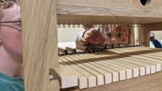 Barn lager et orgel med byggesettet Orgelkids. Foto: Norsk orgelfestival
