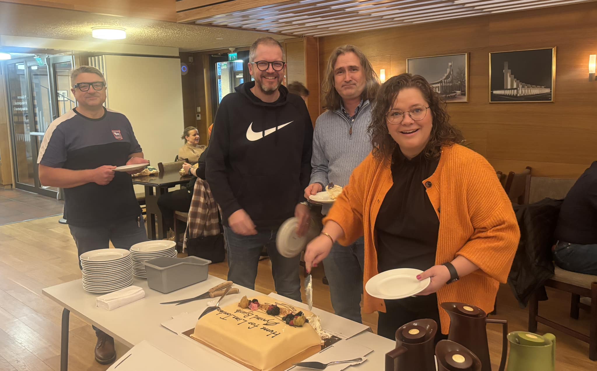 Tre prester og en kirkemusiker spiser kake