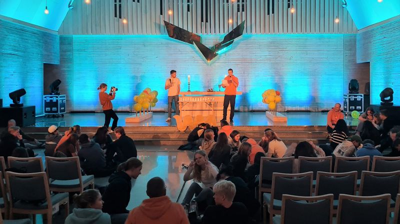 Followmeet lørdag kveld i Sola kirke ble et møtepunkt både for Ungdomstinget og unge fra flere menigheter i området.