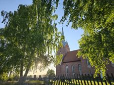 Solnedgang ved Hof kirke. Foto: Anne Bråten Edvardsen