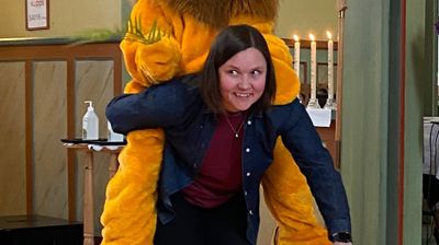 Regine saman med Løva, maskoten til søndagsskulen som vert kalla «Løvegjengen». Foto: Solveig Fosse Skeie