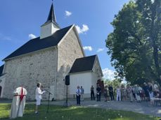 Avduking av milestein ved Røyken middelalderkirke (Foto: Asker kirkelige fellesråd)