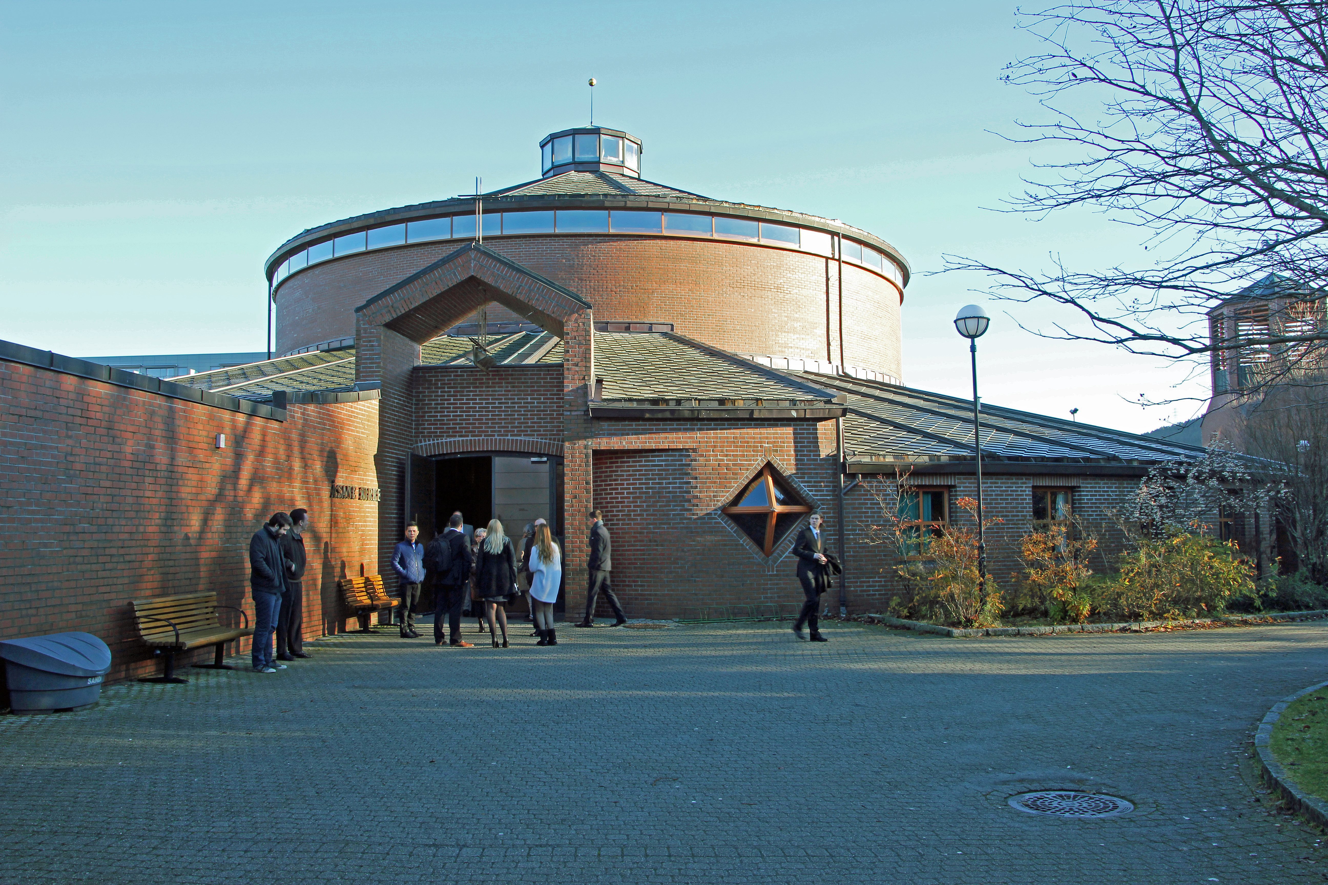 Bilde av teglsteinskirke og blå himmel. Foto.