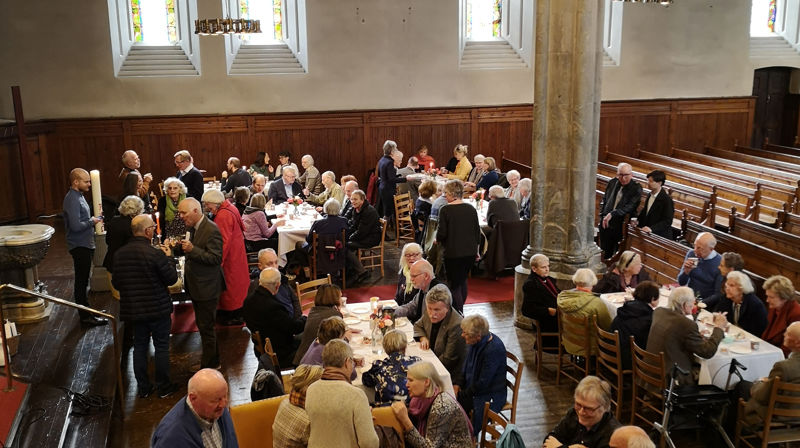Festgudstjeneste og Diakoniens dag i Domkirken: De fremmøtte fikk smake på Kirkens SOS sin kake i forbindelse med sitt 40-års jubileum. Foto: Camilla Grimsby