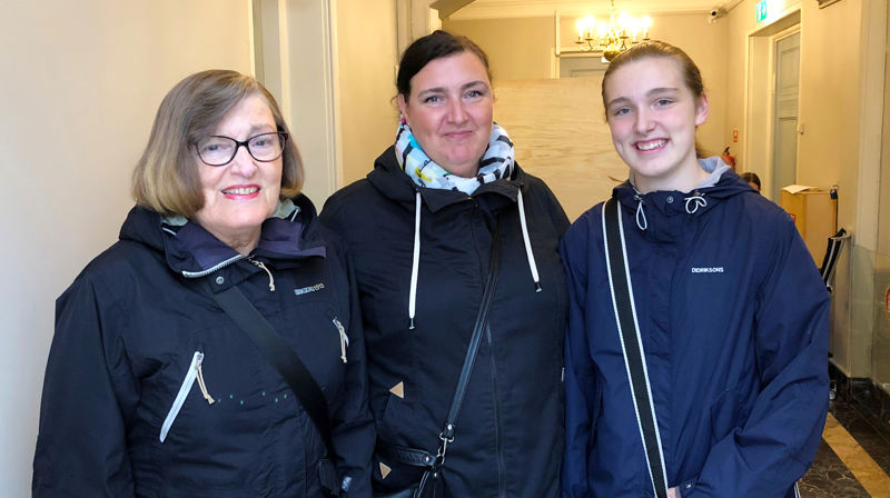 Tre generasjoner: Astrid Beate Fuglum (74), Irene Ovidia Fuglum (48) og Amalie Lovise Fuglum (15) har akkurat stemt under Kirkevalget 2019. Foto: Anne Merete Solbakken