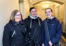 Tre generasjoner: Astrid Beate Fuglum (74), Irene Ovidia Fuglum (48) og Amalie Lovise Fuglum (15) har akkurat stemt under Kirkevalget 2019. Foto: Anne Merete Solbakken