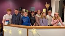 Theo Valderhaug Rønstad (f.v.), Syver Blindheim, Ole Roald Andorsen, Elias Eiken, Fride Roaldsnes Sæther, Nora Oline Magnussen, Otilie Godø-Richardsen, Tuva Kjeseth og Kornelia Runde Oksnes.