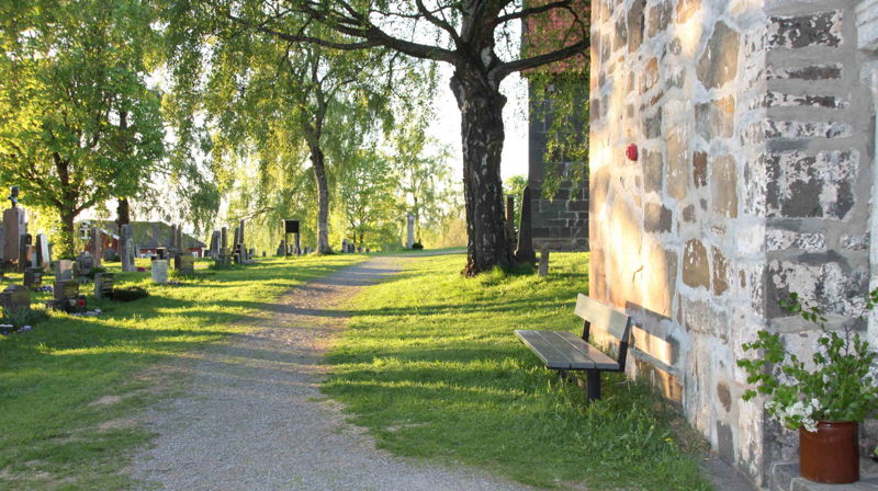 I front av Søsterkirkene i fint sommervær. (Foto: Kirken i Gran/Inger S. Haug). 