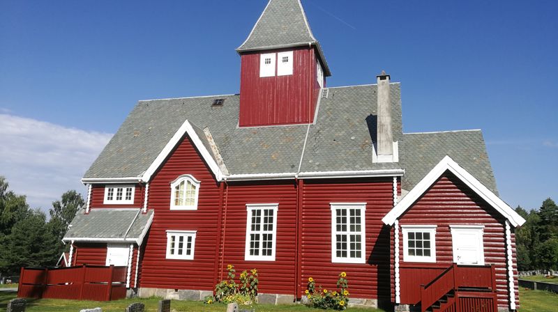 Moen kirke med solsikker plantet av konfirmanter i sørveggen. (Foto: Knut Bøe 2022). 
