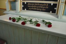 Altaret på langfredag, avkledd og med 5 roser for Jesu 5 sår
