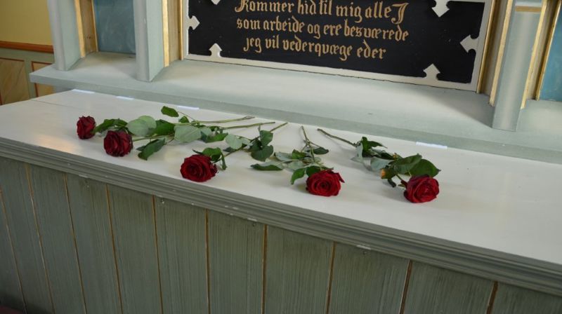 Altaret på langfredag, avkledd og med 5 roser for Jesu 5 sår