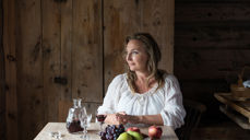 Ragnhild Gudbrandsen framfører Babettes gjestebod i ei spesialframsyning i Korskirken i Bergen. Foto: Det Vestnorske teateret