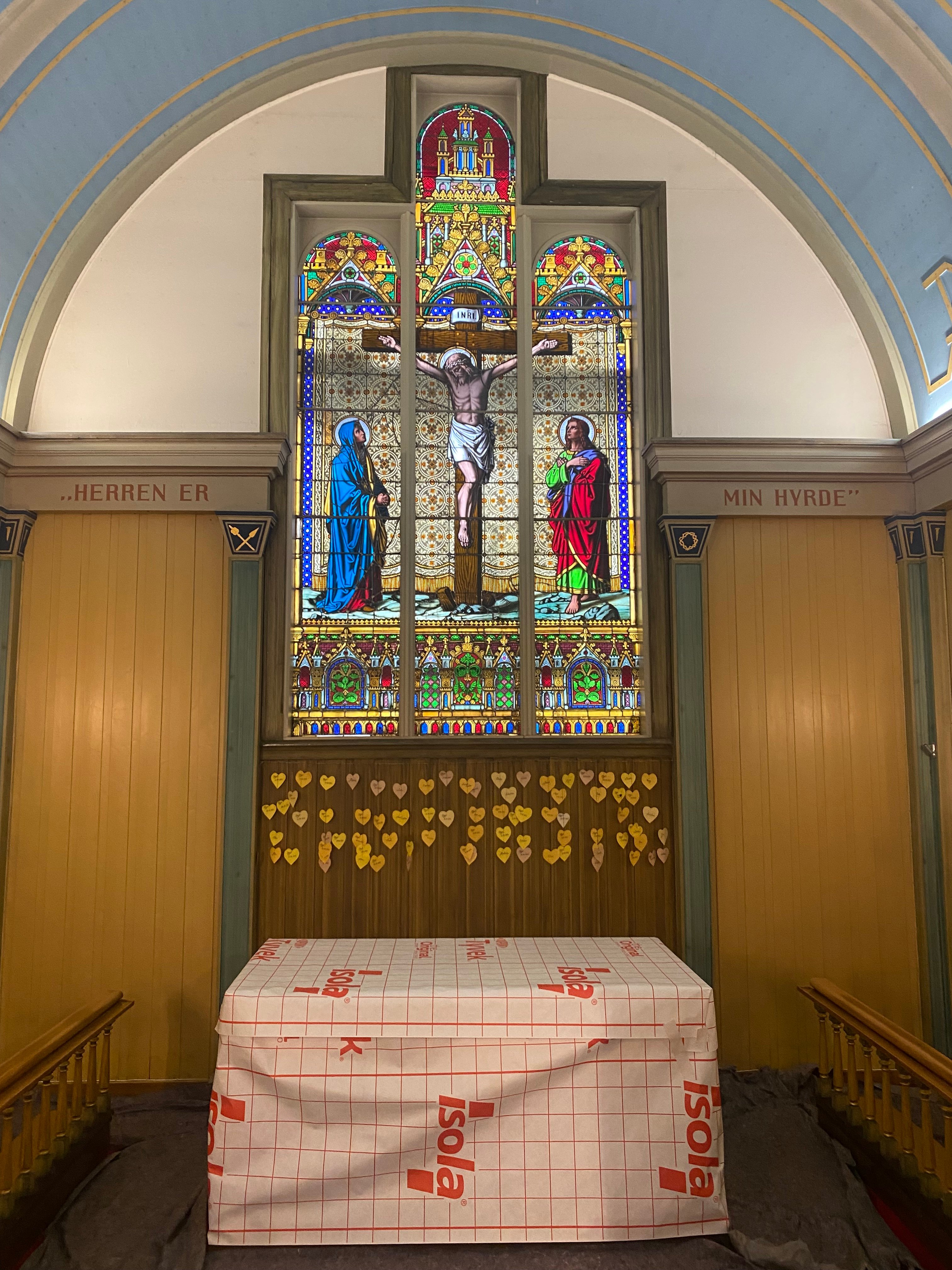 Mot glassmaleriet i kyrkja, altaret er pakka inn.