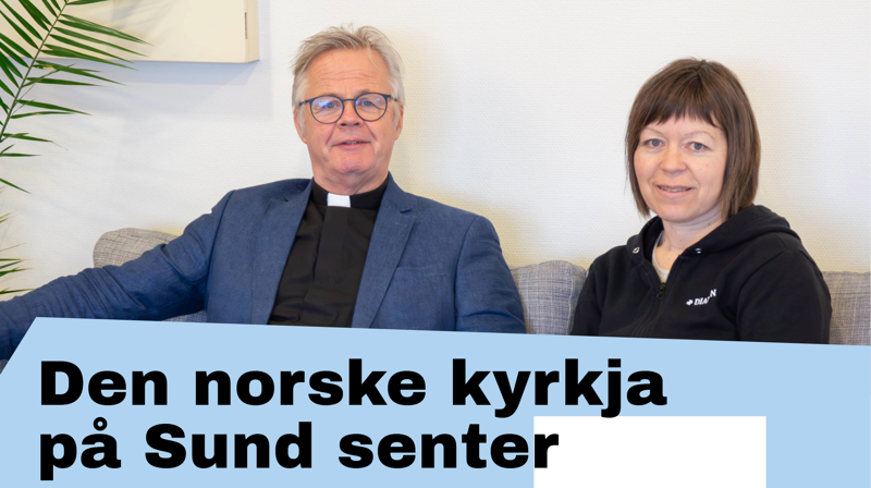 En mannlig prest med prestekrage og en kvinnelig diakon sitter på en sofa, under bildet er en blå form med svart tekst: Den norkse kyrkja på sund kyrkje