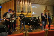 Rockegudstjeneste i Kolstad kirke med Fireband. Foto O. Brattli