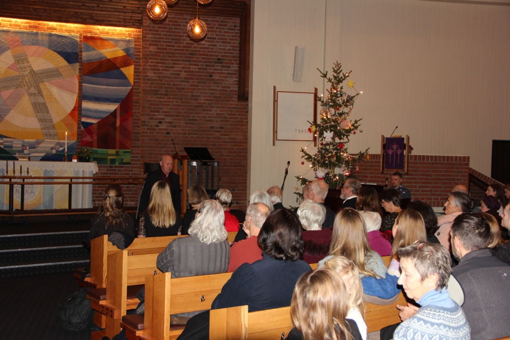 Håkon Amundsen fremførte tradisjonen tro "O helga natt" til stor applaus.