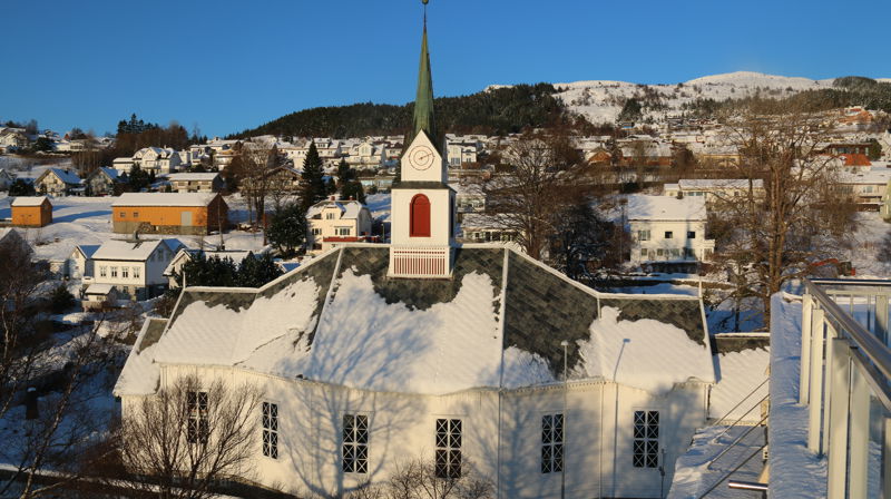 Ulstein kyrkje på ein vakker vinterdag