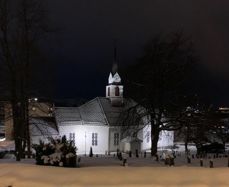 Ulstein kyrkje i vinterdrakt