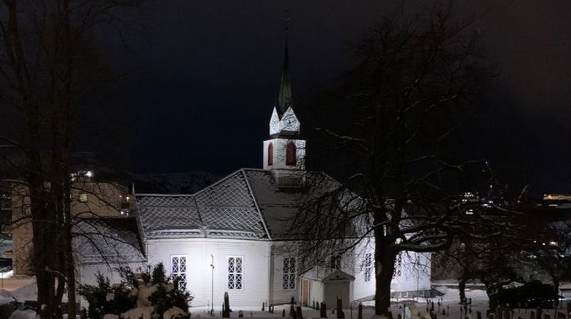 Ulstein kyrkje i vinterdrakt