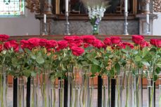 Fremst i Oslo domkyrkje var det satt opp 77 raude roser til minne om dei som vart drepne 22. juli 2011. Foto: Oslo domkyrkje / Den norske kyrkja. 