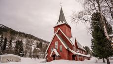 Hol kyrkje, Hagafoss i Buskerud, fra 1924, er blant kirkene som får støtte i første runde av tilskudd fra kirkebevaringsfondet. Foto: Joakim Birkeland/Den norske kirke