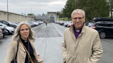 På visitas i Trondheim fengsel og forvaltningsanstalt: domprost Kristin Moen Saxegaard og preses Olav Fykse Tveit. Foto: Den norske kyrkja.