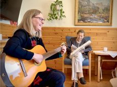 Diakon Torun E. Ruud har faste sangstunder på Sundjordet bofellesskap i Hole. Hun opplever musikken som en døråpner for livsglede og tilstedeværelse. Foto: Torill Landaasen